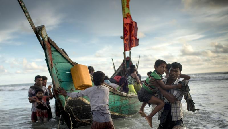 Aus Myanmar geflohene Rohingya gehen im Herbst 2017 auf einer Insel in Bangladesch an Land. Aus Myanmar geflohene Rohingya gehen im Herbst 2017 auf einer Insel in Bangladesch an Land.