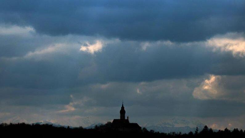 Die guten Zeiten der Kirche sind vorbei: Auch über dem Kloster Andechs türmen sich dunkle Wolken auf.