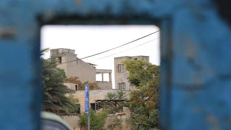 Durch eine Öffnung in einer Mauer ist der türkische Teil der geteilten Stadt zu sehen. Durch eine Öffnung in einer Mauer ist der türkische Teil der geteilten Stadt zu sehen.