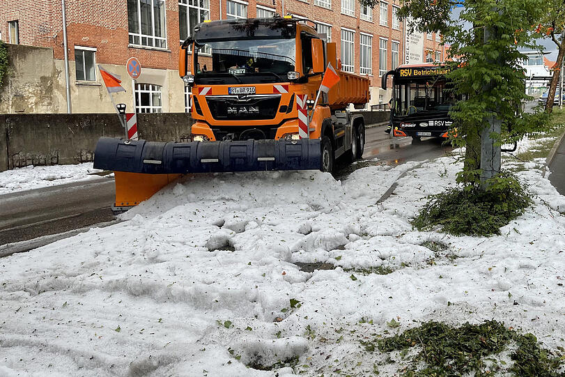 Winterdienst-Einsatz mitten im Sommer: Ein lokal begrenztes Unwetter hat Straßen in der Innenstadt von Reutlingen mit einer hohen Hagel-Schicht überzogen.