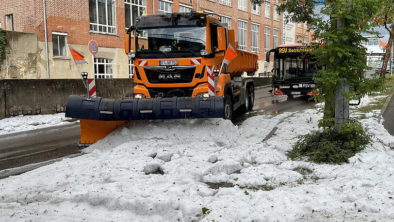 Winterdienst-Einsatz mitten im Sommer: Ein lokal begrenztes Unwetter hat Straßen in der Innenstadt von Reutlingen mit einer hohen Hagel-Schicht überzogen. Winterdienst-Einsatz mitten im Sommer: Ein lokal begrenztes Unwetter hat Straßen in der Innenstadt von Reutlingen mit einer hohen Hagel-Schicht überzogen.