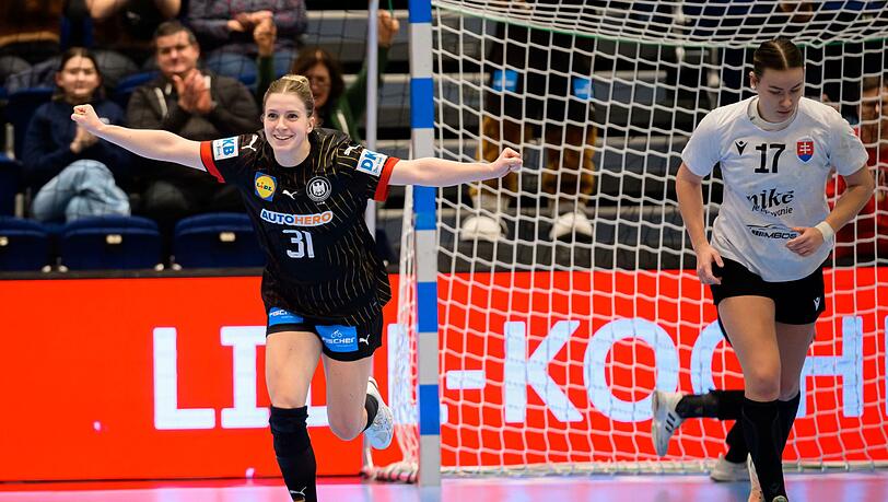 Deutschlands Alexia Hauf (l) jubelt nach einem Tor.