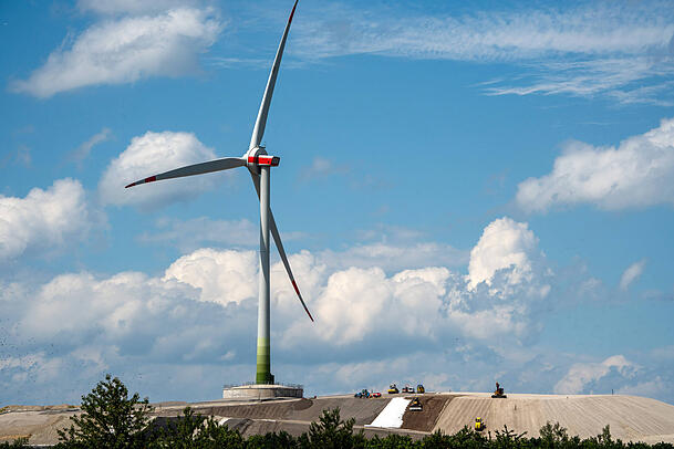Windkraftanlage Freimann, 150 Meter hohes Windrad der Stadtwerke München. Windkraftanlage Freimann, 150 Meter hohes Windrad der Stadtwerke München.