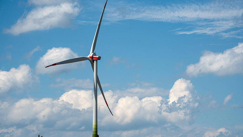 Windkraftanlage Freimann, 150 Meter hohes Windrad der Stadtwerke München.