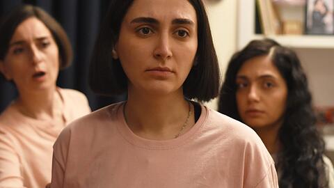 Darstellerin Mahsa Rostami (Vordergrund) in "Die Saat des heiligen Feigenbaums".