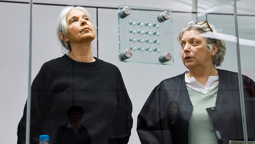 Daniela Klette (links) hat drei Verteidiger, darunter Undine Weyers. Die Anwälte wollen die Einstellung oder zumindest Aussetzung des Prozesses erreichen. (Archivbild)