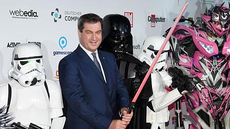 Auf diesem Foto aus dem Jahr 2018 hält der damals 51-jährige Söder ein Laserschwert. (Archivbild)
