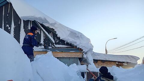 Einsatzkr&auml;fte k&auml;mpfen auf der fern&ouml;stlichen Halbinsel Kamtschatka gegen die Schneemassen.