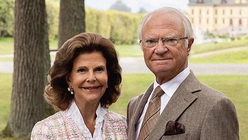 Die neue Briefmarke zeigt K&ouml;nigin Silvia und K&ouml;nig Carl Gustaf im Park von Schloss Drottningholm, aufgenommen von Elisabeth Toll. Daniel Bjug&aring;rd entwarf die Marke mit Umrandung.