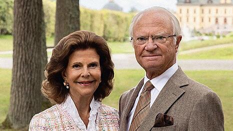 Die neue Briefmarke zeigt K&ouml;nigin Silvia und K&ouml;nig Carl Gustaf im Park von Schloss Drottningholm, aufgenommen von Elisabeth Toll. Daniel Bjug&aring;rd entwarf die Marke mit Umrandung.