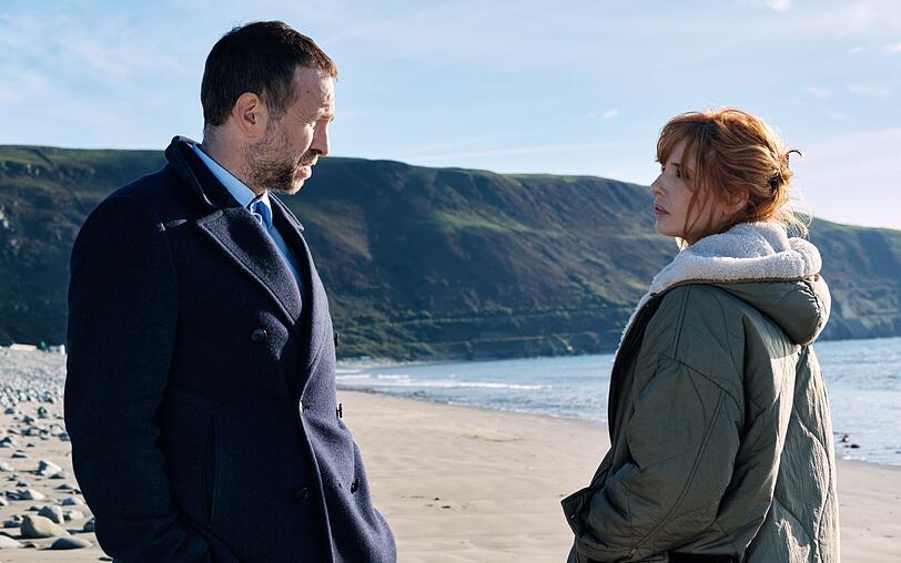 Vor drei Jahren war Jackie Ellis (Kelly Reilly) noch die Vorgesetzte von Detective Eric Bull (Rafe Spall). Doch bei den Ermittlungen nach dem Verschwinden ihrer Nichte muss etwas zwischen ihnen geschehen sein, das Jackie nicht nur die gute Beziehung zu ihrer Schwester, sondern auch ihren Job bei der Polizei kostete.