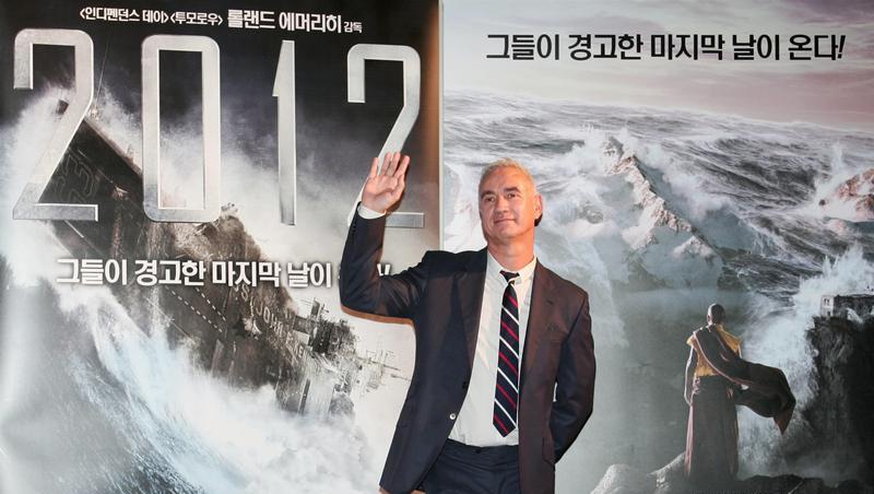 Regisseur Roland Emmerich vor einem Filmplakat. Regisseur Roland Emmerich vor einem Filmplakat.
