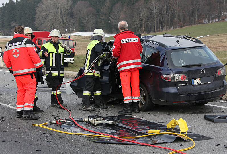 Schrecklicher Unfall auf der B12: Ein Auto fährt frontal auf einen entgegenkommenden Lkw und wird 30 Meter weit zurückgeschleudert. Der eingeklemmte Fahrer stirbt noch vor Ort.