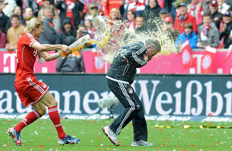 Timoschtschuk duscht Trainer Heynckes nach Gewinn der deutschen Meisterschaft