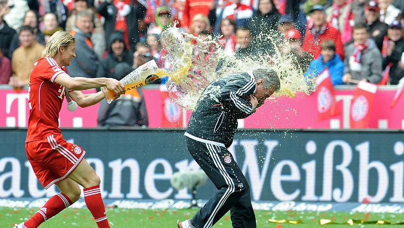 Timoschtschuk duscht Trainer Heynckes nach Gewinn der deutschen Meisterschaft Timoschtschuk duscht Trainer Heynckes nach Gewinn der deutschen Meisterschaft