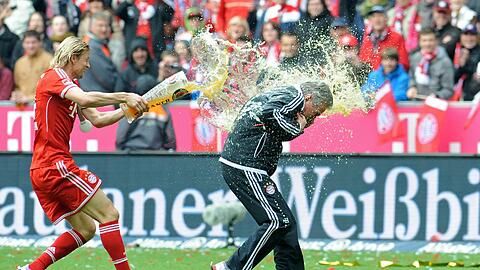 Timoschtschuk duscht Trainer Heynckes nach Gewinn der deutschen Meisterschaft