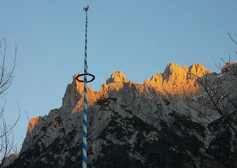 Ein Bergsteiger ist am Karwendelgebirge verunglückt.