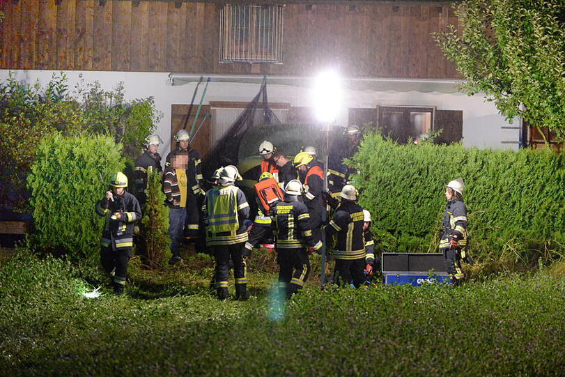 Der Wagen krachte in eine Hausmauer, der Fahrer wurde schwer verletzt. Die Bilder vom Unfallort.