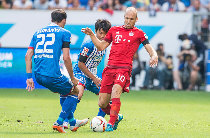 ARJEN ROBBEN - NOTE 5 - Sucht immer noch den Knopf, seinen Turbo zu zünden. Ihm fehlt noch die Sicherheit, die Unwiderstehlichkeit in seinen Tempodribblings. Er brauche Spielminuten, sagte der Holländer. Nach 58 Minuten war Feierabend. Ein letzter Sprint zur Auswechslung, das war's. Er war nicht zufrieden, Pep war nicht zufrieden. Ergo musste Robben raus.