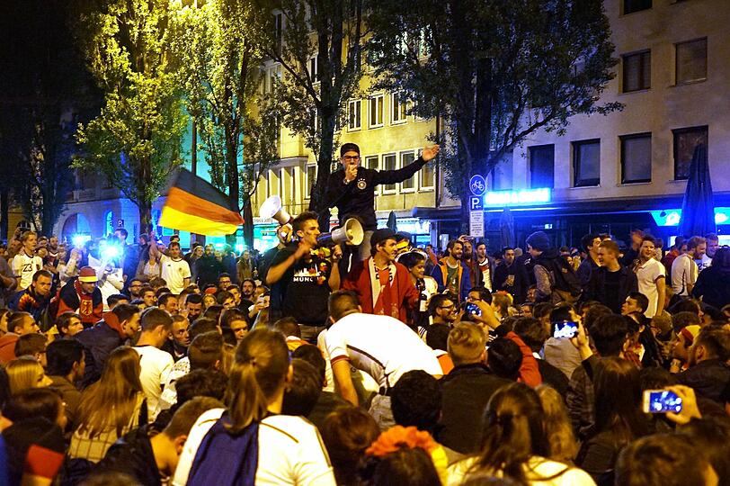 Partyalarm auf der Leopoldstraße: Rund 2.500 Münchner feierten hier den Sieg über Italien.
