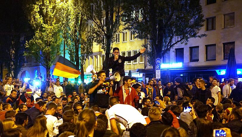 Partyalarm auf der Leopoldstraße: Rund 2.500 Münchner feierten hier den Sieg über Italien. Partyalarm auf der Leopoldstraße: Rund 2.500 Münchner feierten hier den Sieg über Italien.