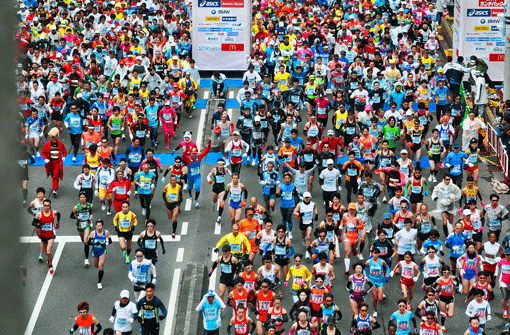 35 000 Läufer waren am Start. Die Damen (links) haben höchstens zugeschaut.