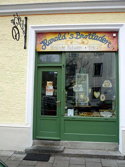Klein, aber ganz fein zum Naschen, dort hergestelltes köstliches Weihnachtsgebäck, aber auch frische Semmeln und resches Brot.