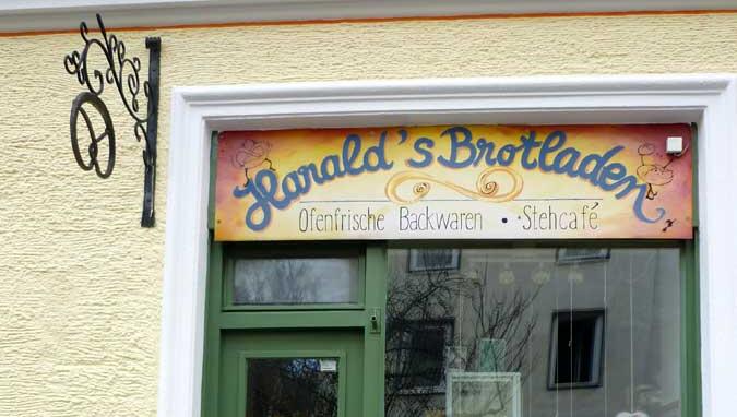 Klein, aber ganz fein zum Naschen, dort hergestelltes köstliches Weihnachtsgebäck, aber auch frische Semmeln und resches Brot. Klein, aber ganz fein zum Naschen, dort hergestelltes köstliches Weihnachtsgebäck, aber auch frische Semmeln und resches Brot.