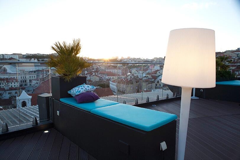 Hier in der Rooftop Bar in Lissabon lässt sich der Ausblick genießen und der Tag ausklingen.