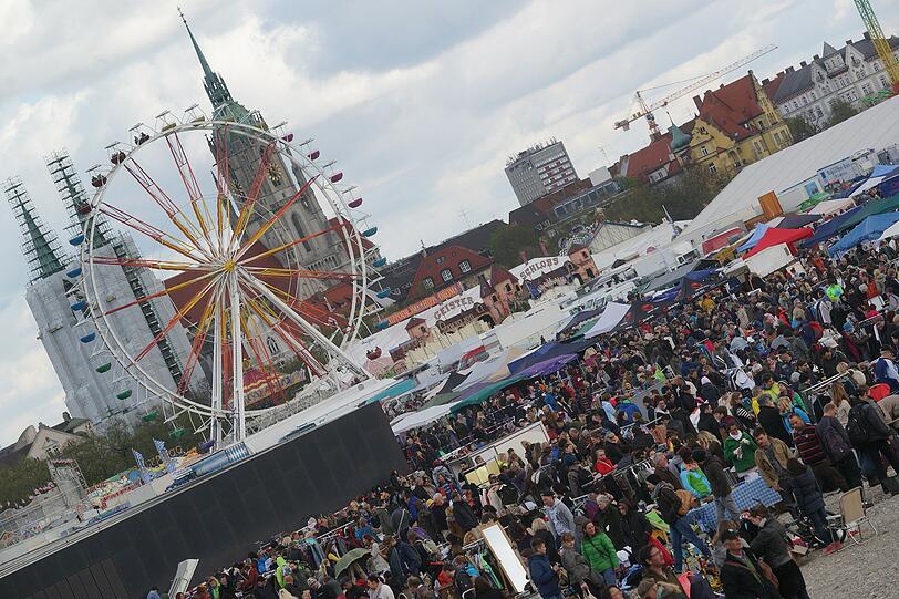 Aber auch Abseits des Flohmarkts wurde den Besuchern mit dem Frühlingsfest einiges geboten. Zum Beispiel eine Fahrt im Riesenrad um den perfekten Überblick über das Gelände zu bekommen.