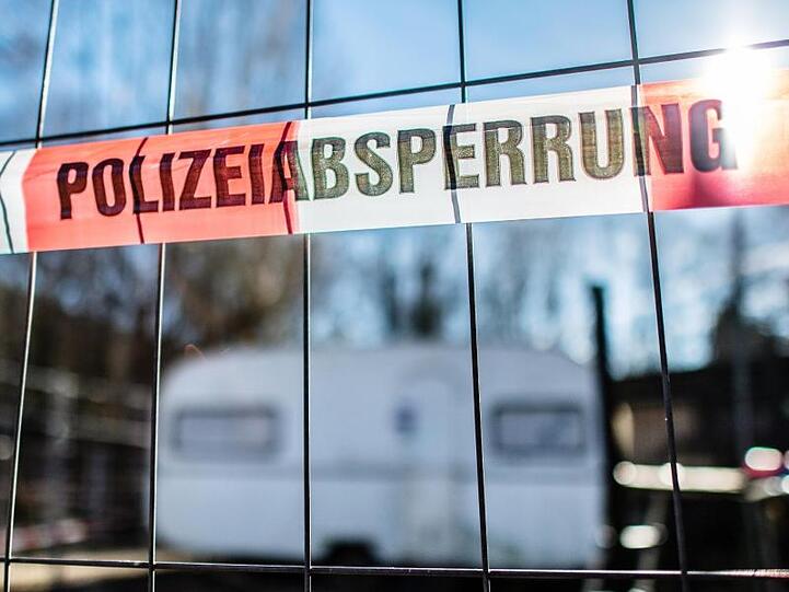 Auf dem Campingplatz Eichwald, in der inzwischen eingezäunten Parzelle des mutmaßlichen Täters, hängt eine Banderole mit der Aufschrift: "Polizeiabsperrung".