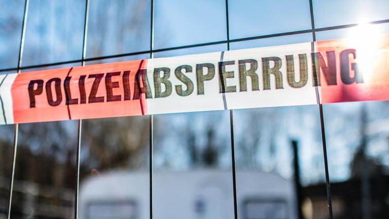 Auf dem Campingplatz Eichwald, in der inzwischen eingezäunten Parzelle des mutmaßlichen Täters, hängt eine Banderole mit der Aufschrift: "Polizeiabsperrung". Auf dem Campingplatz Eichwald, in der inzwischen eingezäunten Parzelle des mutmaßlichen Täters, hängt eine Banderole mit der Aufschrift: "Polizeiabsperrung".