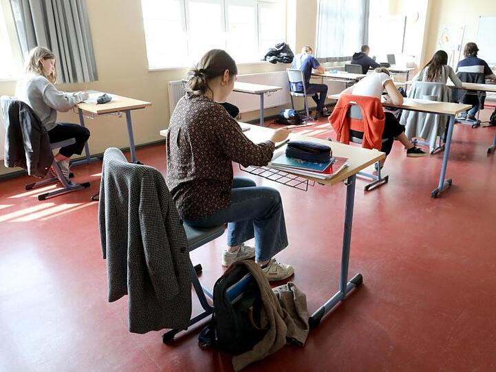 Nach sechswöchiger Schulschließung sind Rostock erstmals wieder Schüler in ihre Schulen zurückgekehrt.