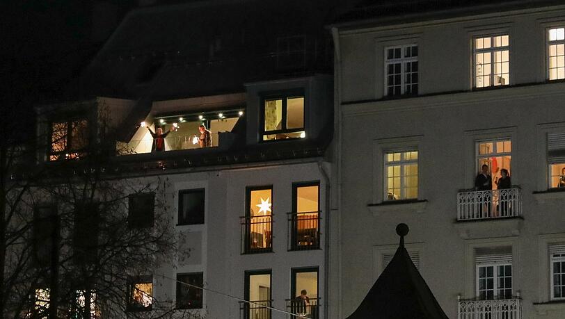 Als das Glockengeläut losgeht in Sankt Maximilian, springen die Fenster auf im Glockenbachviertel. Ein Wunderkerzenmoment mit Neujahrsjubel.