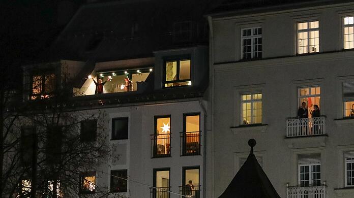 Als das Glockengeläut losgeht in Sankt Maximilian, springen die Fenster auf im Glockenbachviertel. Ein Wunderkerzenmoment mit Neujahrsjubel.