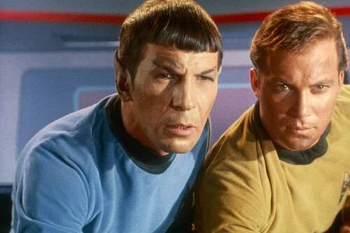 Romulaner in Sicht &ndash; oder sind es Talaxianer? Mr. Spock (Leonard Nimoy, l.) und Captain Kirk (William Shatner) überlegen noch.