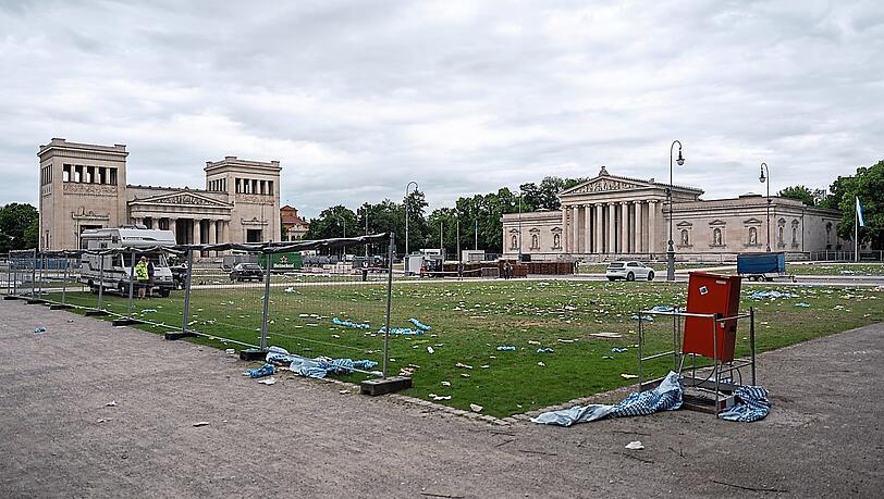 Aufräumarbeiten nach dem Champions-League-Finale zwischen Inter Mailand und Paris Saint-Germain am Montag. Der Königsplatz war abgesperrt. Dort war für das Finale ein sogenannter „Fan Meeting Point“ eingerichtet. Fotos: Wolfram Kastl Aufräumarbeiten nach dem Champions-League-Finale zwischen Inter Mailand und Paris Saint-Germain am Montag. Der Königsplatz war abgesperrt. Dort war für das Finale ein sogenannter „Fan Meeting Point“ eingerichtet. Fotos: Wolfram Kastl