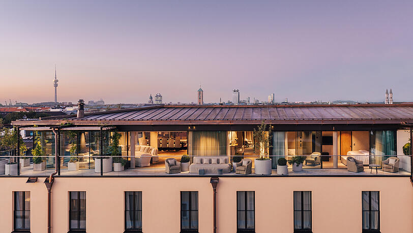 Diese XXL-Suite im Bayerischen Hof umfasst auf 350 Quadratmetern das gesamte achte Stockwerk, umgeben von einer weitläufigen Dachterrasse. Diese XXL-Suite im Bayerischen Hof umfasst auf 350 Quadratmetern das gesamte achte Stockwerk, umgeben von einer weitläufigen Dachterrasse.