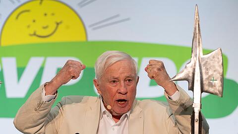 Blocher hat f&uuml;r den Fall der Niederlage schon ein Weitermachen angek&uuml;ndigt (Archivbild)