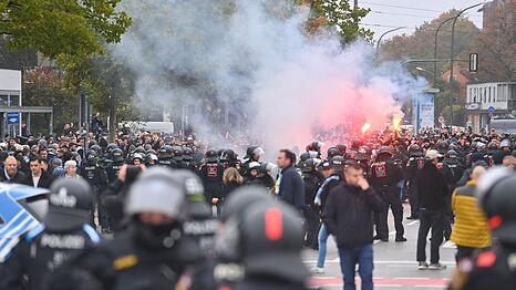 In und neben dem Stadion gab es viel zu tun f&uuml;r die Sicherheitskr&auml;fte.