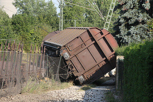 14 Waggons waren umgekippt, ein Leitungsmast fiel zur Seite und setzte das Erdreich unter Strom: Wie durch ein Wunder kam niemand zu Schaden.