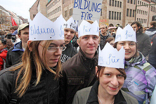 Der Kunde als König? Unis betrachten sich als Dienstleister, daher demonstrierten Nürnbergs Gebühren-geplagte Studenten vor der Lorenzkirche für adäquaten Service.