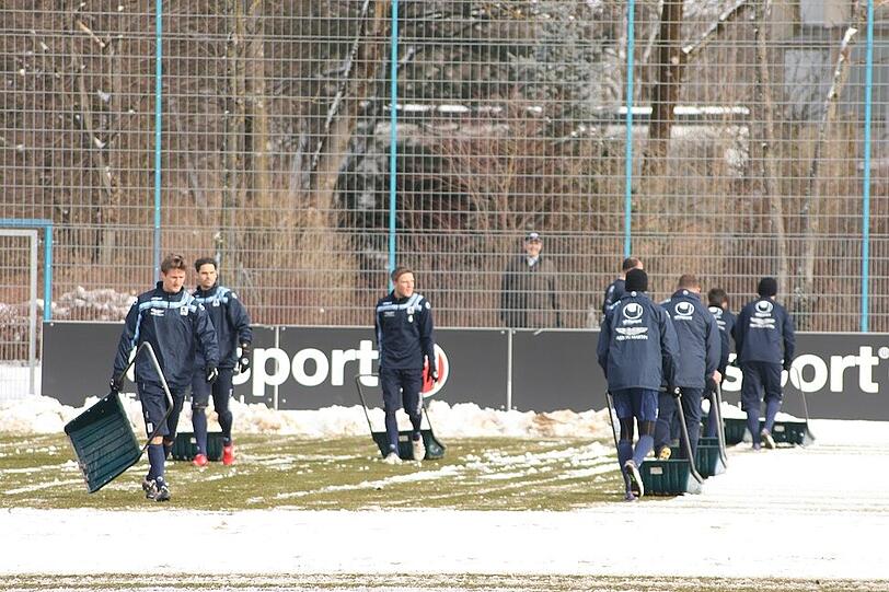 Tauwetter bei den Löwen: Am Donnerstag mussten die Sechzger an die Schneeschippe, bevor es ins Training ging. Schaufeln für den Erfolg - die Bilder von der Grünwalder.