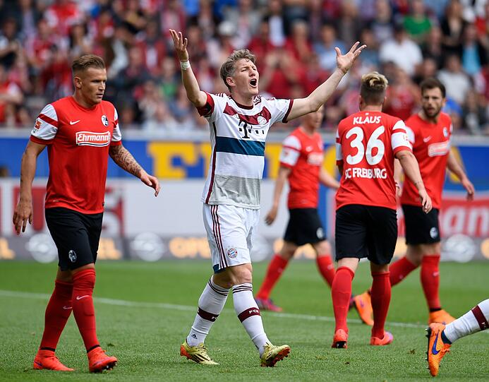 BASTIAN SCHWEINSTEIGER - NOTE 3 - Der Mann der ersten Halbzeit &ndash; so und so. Erst versenkte der Kapitän ganz cool im Fünfmeterraum die Vorlage von Weiser zum 1:0, dann vertendelte er den Ball vor Mehmedis Ausgleich, weil sein Pass auf Rode nicht hart genug war.