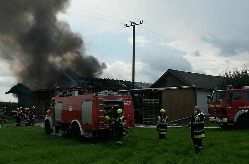 In Höllthal (Lkr. Mühldorf am Inn) brannte eine Maschinenhalle komplett aus. Die Bilder.