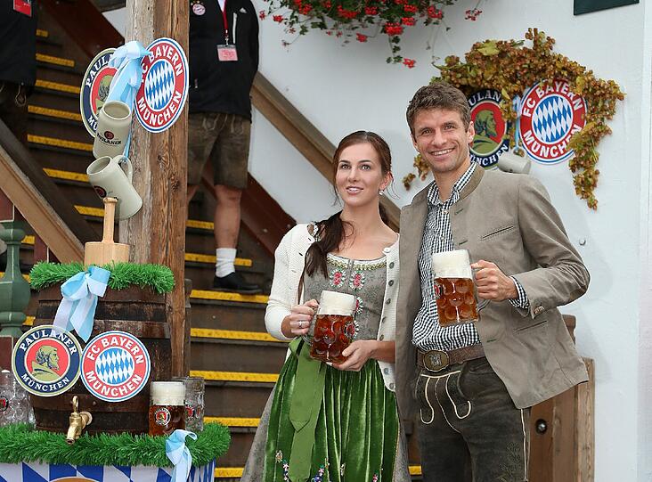 Auf der Wiesn müllerts: Thomas und Lisa bei ihrer Ankunft vor dem Käferzelt.