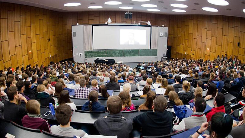 Erstsemester-Studenten sitzen bei einer Begrüßungsveranstaltung im Audimax der Leibniz-Universität Hannover.