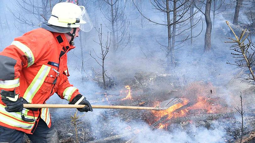 Ein Großaufgebot der Feuerwehren aus Grasbrunn, Harthausen und Ottobrunn kämpfte gegen den Großbrand. Auch Landwirte beteiligten sich wieder mit Güllefässern.
