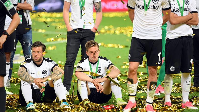 Lange Gesichter bei den Spielern von Eintracht Frankfurt nach 90 Minuten. Lange Gesichter bei den Spielern von Eintracht Frankfurt nach 90 Minuten.