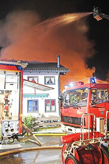 Der Handwerkerhof im Manthal ist in der Nacht auf Sonntag komplett abgebrannt. Die Bilder vom Einsatz.